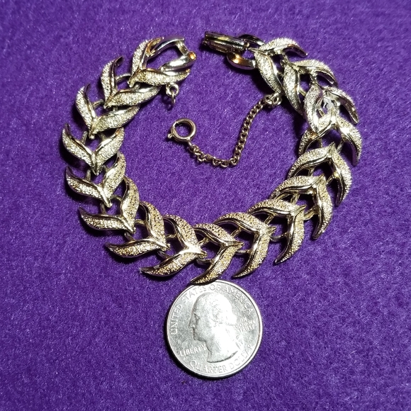 Relisted -Vintage silver tone bracelet chevrons whale tales links - Picture 5 of 10